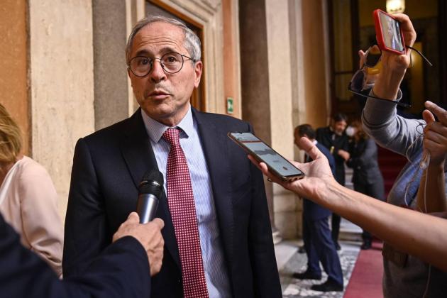 Senato, come per i vaccini Covid Crisanti fa confusione: gli cade la scheda sotto al catafalco, votazione sospesa