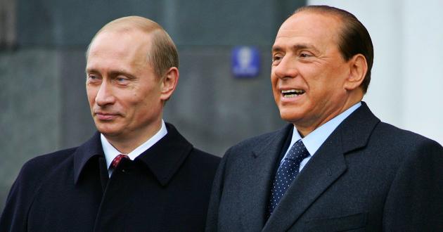 Berlusconi e le 20 bottiglie di vodka in regalo da Putin: “Rapporti riallacciati”. Fi smentisce