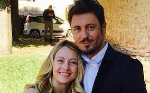 Andrea Giambruno, il compagno di Giorgia Meloni non condurrà più il tg Mediaset: dal primo piano al retro bottega