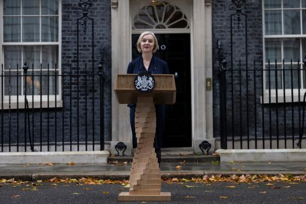 Regno Unito, Liz Truss si dimette da premier: è durata solo 44 giorni, battuto il record di Letta