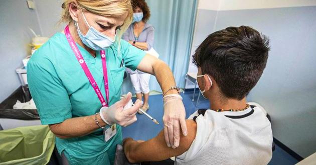 Vaccini Covid, gli Usa spingono per l’obbligo ai minori mentre la Svezia dice basta