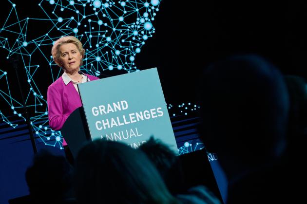 Covid, Von der Leyen: "A novembre strategia sulla Salute globale". La Ue punta alla 'vaccinazione totalitaria' e al green pass come 'strumento di identità digitale'