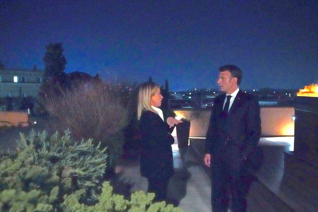 Governo, Macron corre dalla Meloni per esortare "risposte comuni su Ucraina ed energia", ma ci tolse il 5% di elettricità