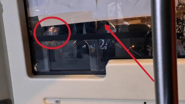 Roma, autista Atac guida l’autobus guardando un film sul cellulare: sospeso senza stipendio