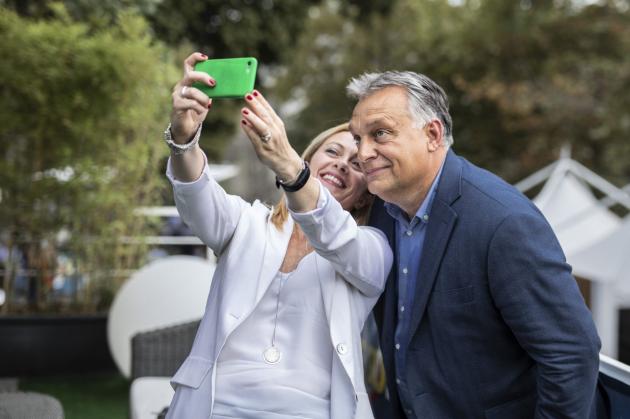 Meloni, la prima prova nell’Ue sarà il taglio dei fondi all’Ungheria del vecchio amico Orbán: come si esprimerà?