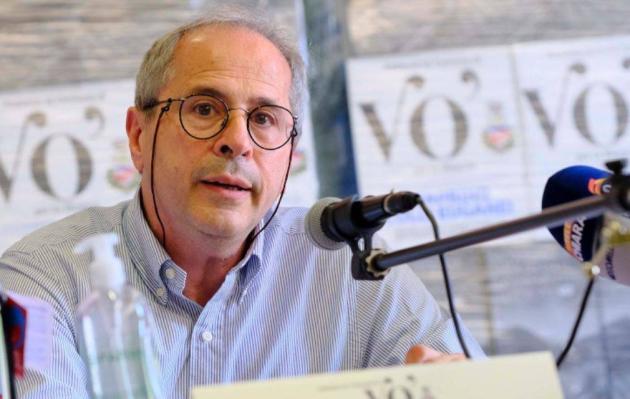 Crisanti, il “senatologo” rinuncia ai 10mila euro di stipendio da parlamentare: “Da medico guadagno di più”. Ma L’Asl: “Non paghiamo chi non lavora”