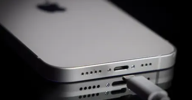 Apple si arrende all’Ue: entro il 2024 porta Usb-C su iPhone. Il vicepresidente Joswiak:  “Governi troppo prescrittivi”