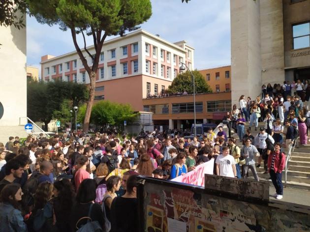 Sapienza, facoltà di Scienze Politiche occupata dopo gli scontri con la Polizia. Gli studenti: "Rettrice Polimeni dimettiti"