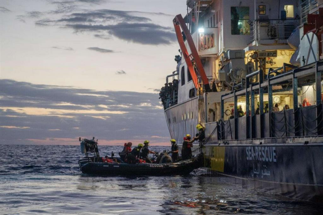 Migranti, Humanity 1 con 104 minori a bordo, Berlino: "Presti velocemente soccorso", Piantedosi: "No"