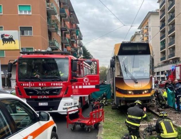 Milano, morto 14enne investito dal tram 16 in via Tito Livio: stava andando a scuola in biciletta
