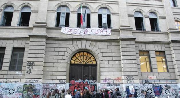 Roma, 150 studenti occupano il liceo Tasso. Il preside chiede lo sgombero: “Sono anti-democratici” 