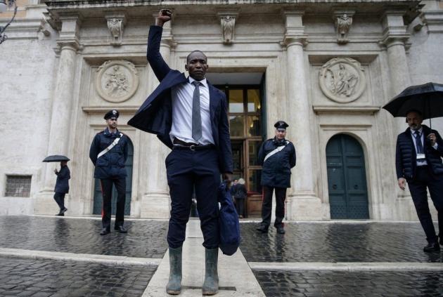 Soumahoro deputato Sinistra Italiana, coop di famiglia sotto indagine per "maltrattamenti" e stipendi non pagati