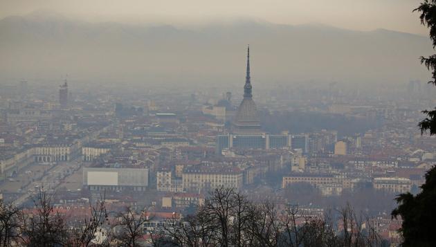 Torino, genitori chiedono i danni alla Regione: “Nostro figlio si è ammalato per lo smog”