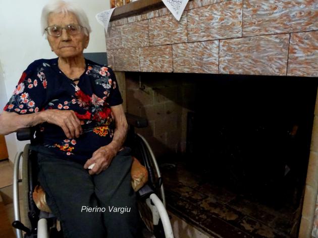 Covid, 100 euro di multa a donna di 100 anni perché non vaccinata, il figlio fa ricorso: "Mia madre non esce di casa da 4 anni"