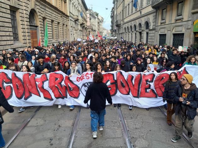 No Meloni day, 100mila studenti in 35 piazze: “No alla scuola del merito”. Intanto allungano il weekend