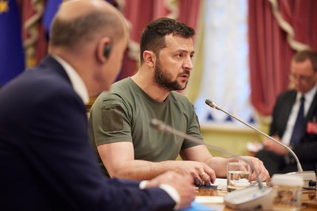 Guerra in Ucraina, Zelensky: "Putin cerca la tregua, non la pace".  Mosca: "Indagine internazionale su esecuzione prigionieri russi"