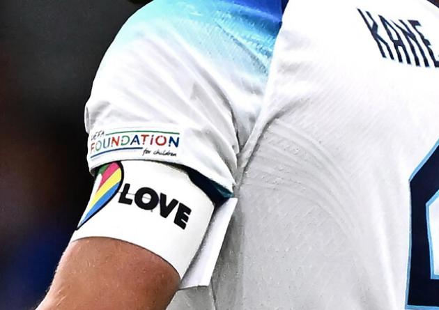 Qatar 2022, dietrofront di 7 nazionali: rinunciano alla fascia arcobaleno per non prendere un’ammonizione