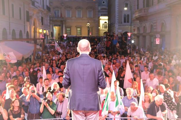 Manovra, Letta (Pd): “Iniqua e inadeguata”. Il 17 dicembre dem in piazza per difendere chi sta sul divano col Rdc