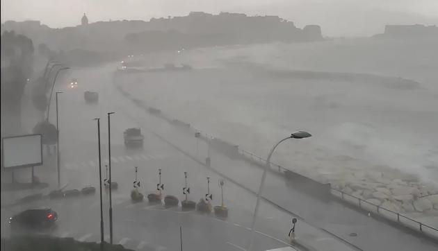 Allerta meteo in 9 regioni: piogge torrenziali, vento forte e neve su tutta la penisola. Chiuse le scuole nel Lazio e Campania  