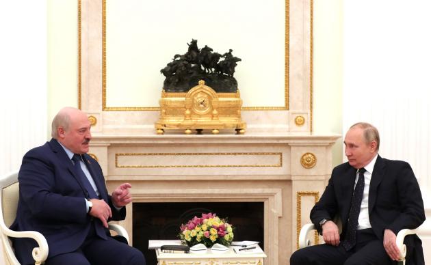 Bielorussia, Lukashenko torna in pubblico e promette: "Armi nucleari per chi si unirà a Minsk e Mosca"