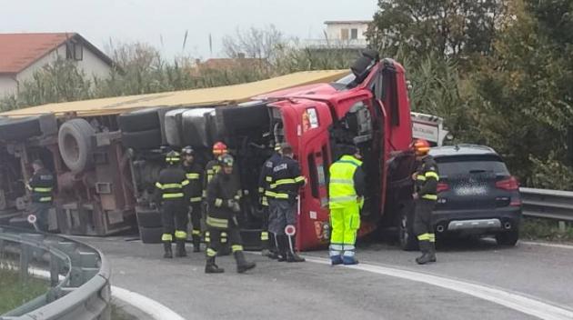 Incidente stradale ad Ancona, ambulanza schiacciata da camion che si ribalta: due morti e un uomo salvato tra le lamiere