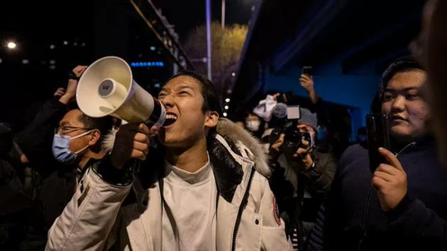 Covid Cina, continuano le proteste per le misure restrittive, intanto il governo obbliga gli over 80 a vaccinarsi