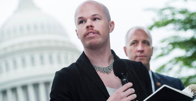 “Ha rubato una valigia”: figuraccia per Sam Brinton, la drag queen nominata da Biden al Nucleare