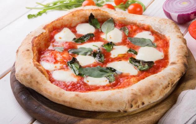 L’Ue: “Pizza napoletana fuorilegge se fatta senza regolamento”. Per una volta Bruxelles tutela l’Italia