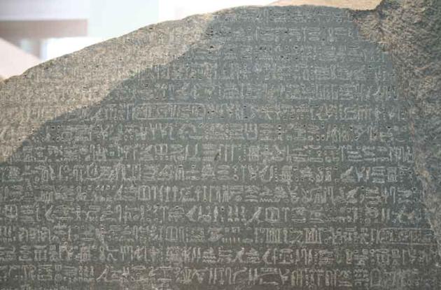 Stele di Rosetta, la petizione per restituirla all’Egitto: raggiunte 110mila firme. British Museum: “Reperto acquisito nel 1801 legalmente”