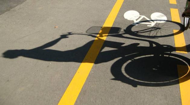 Il governo Meloni scende dalla bicicletta: tagliati 94 mln di fondi per le piste ciclabili