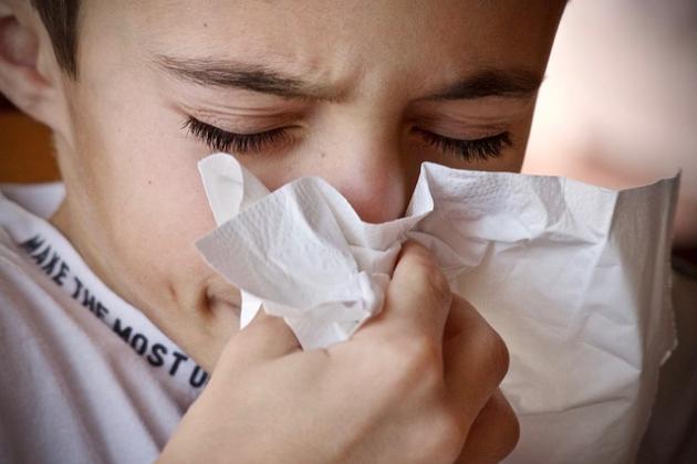 Influenza in Italia, esplodono i casi: 762mila in 7 giorni. Il web: "Non si chiama più Covid?"