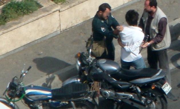 Polizia morale iraniana, come opera la forza istituita col compito di arrestare chi viola il codice di abbigliamento