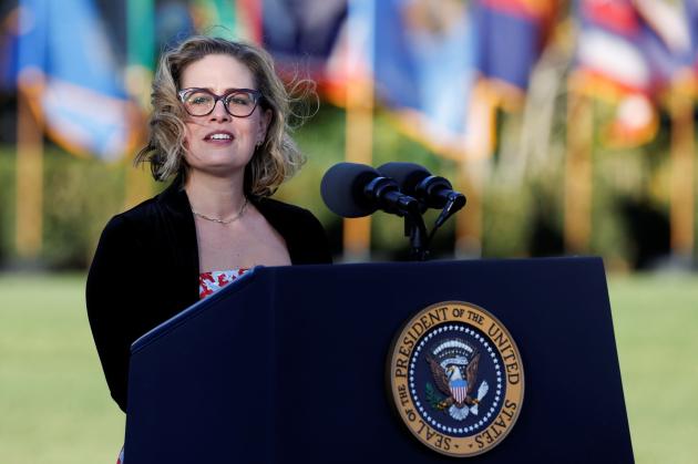 Usa, la senatrice Kyrstena Sinema lascia i dem: al Congresso torna la parità coi repubblicani (50-50)