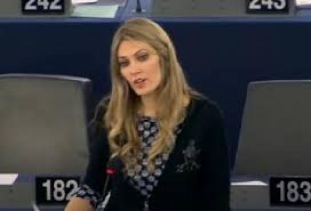 Quatargate, congelati i beni a Eva Kaili: 750 mila euro in contanti (in tagli da 50 e 20)