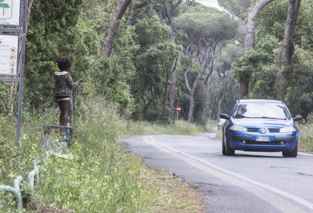 Monza, sesso nel parcheggio pubblico: multa da 10mila euro per trans e cliente