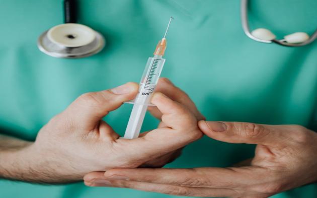 Vaccino Covid, miocarditi e morti improvvise, l'università di Heidelberg: "Le autopsie ne rivelano la correlazione"