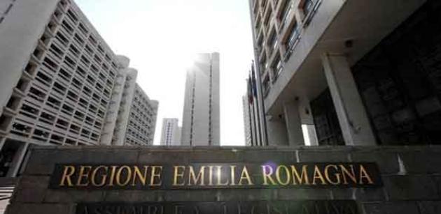 Emilia-Romagna, la Lega propone test di fertilità ai 26enni. Pd e M5s: “Aberrante”