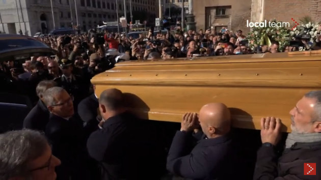 Funerali Sinisa Mihajlovic, in migliaia a Roma per l'ultimo saluto all'ex campione serbo - DIRETTA
