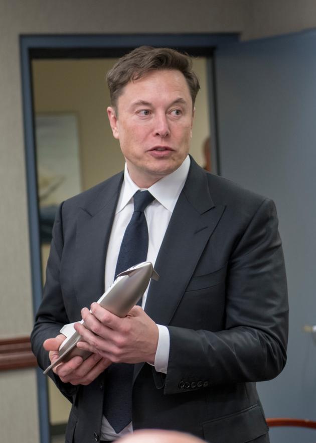 Twitter, Musk lancia il sondaggio: “Devo dimettermi da capo del social? Mi atterrò ai risultati”