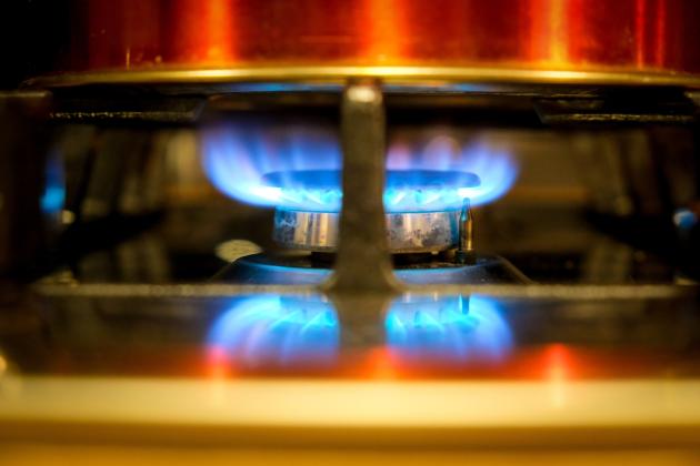 Price Cap a 180 euro per il gas, Tabarelli: "Bollette in aumento nel 2023, bisogna tagliare i consumi"