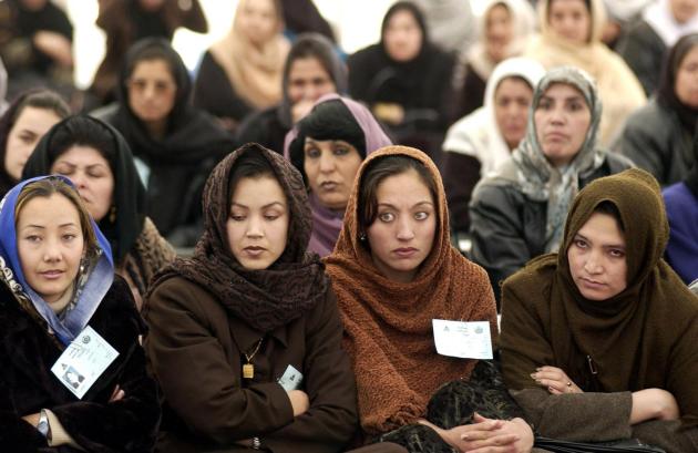 Afghanistan, donne escluse dalle università: la nuova stretta dei Talebani all’emancipazione femminile