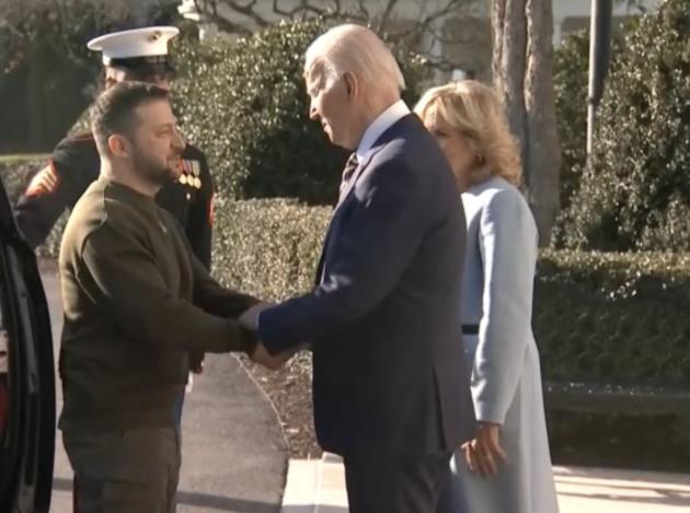 Zelensky atterrato a Washington, pronto il discorso al Congresso. Usa: "Invieremo missili Patriot a Kiev"