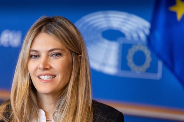 Eva Kaili davanti ai giudici. L'avvocato chiede il braccialetto elettronico: "Non è corrotta"