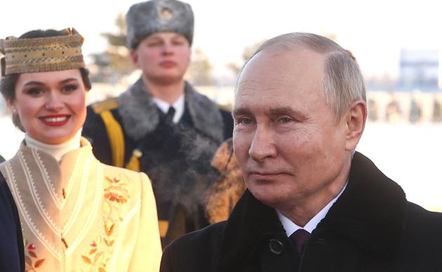 Zelensky negli Usa, la risposta di Putin in tv con i generali: “Nucleare, super missili e 1,5 milioni di soldati