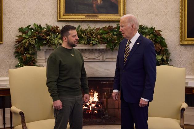 Il guitto Zelensky vola a Washington dai padroni per prendere nuovi ordini