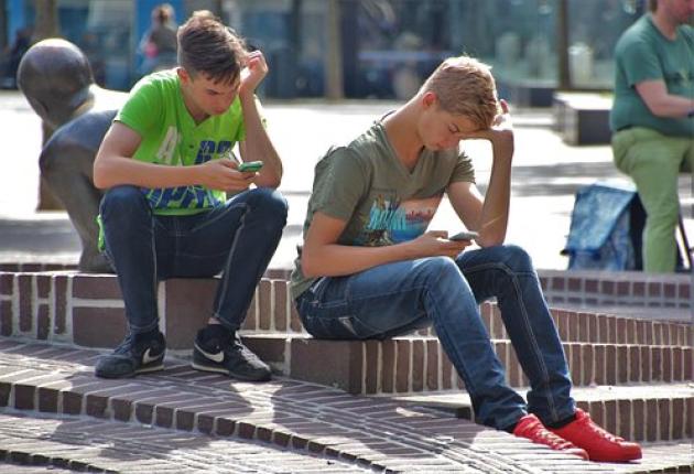 Scuola, il cellulare come la cocaina: i danni fisici e psicologici causati dalla "dipendenza" da  tecnologie 