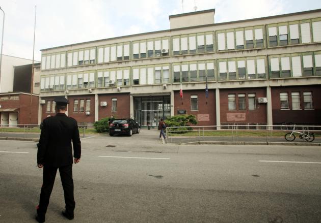 Carcere Beccaria Milano, una partita di pallone dietro l’evasione di Natale: agente distratto e 7 ragazzi in fuga 