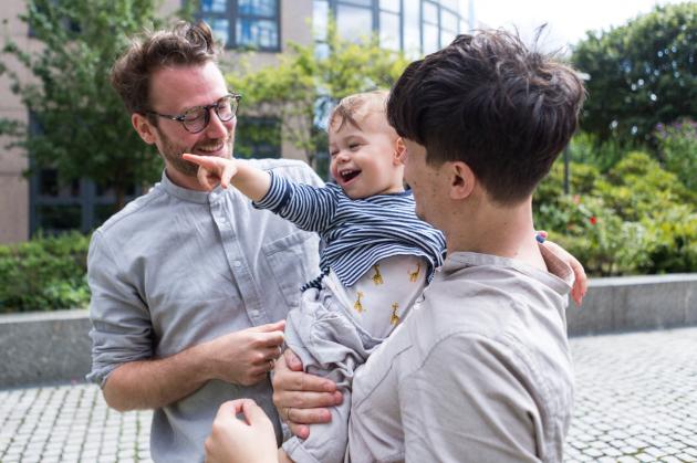 Lo schiaffo del governo ai genitori gay: restano padre e madre sulla carta d'identità
