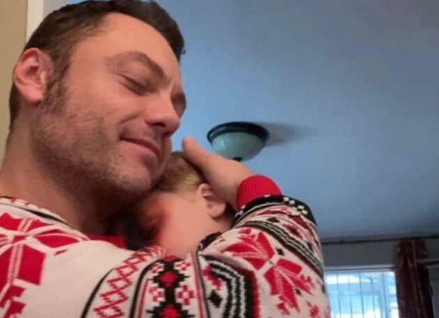 Tiziano Ferro, primo Natale da papà. La foto col figlio scatena la retorica sui social: “Grazie per questo regalo”