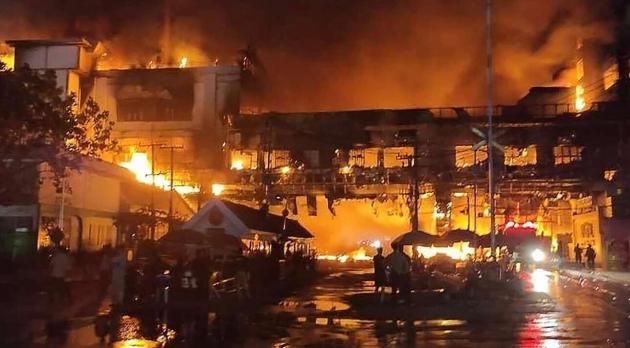 Cambogia, incendio in un hotel casinò a Poipet: almeno 10 morti e 30 feriti in fuga dai tetti